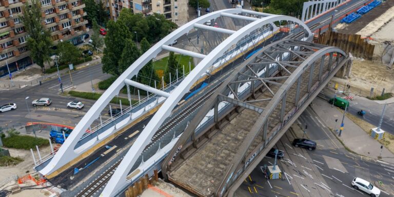 Arrébb tettek egy több mint 800 tonnás budai hidat