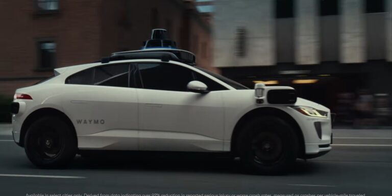 Rosszalkodtak a tinik a robotaxiban, az autó a rendőrök kezére adta őket
