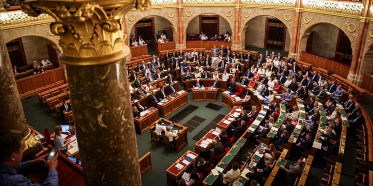 Megszavazták az Alaptörvény 17. módosítását, le lehet váltani a köztársasági elnököt – híradó