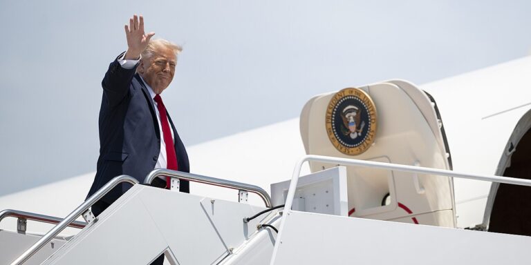 Mélyponton Donald Trump népszerűsége, a Fidesz házon belül is keresi az áprilisi vereség okait – híradó