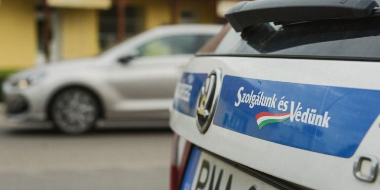 Sikítozó kékharisnyának nevezett a rendőrség egy újságírónőt