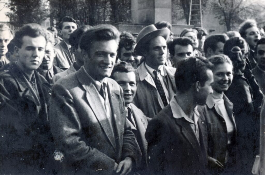 Budapesti Műszaki Egyetem (később Budapesti Műszaki és Gazdaságtudományi Egyetem) udvara. A felvétel 1956. október 23-án 14-15 óra között készült az összegyűlt egyetemisták egy csoportjáról. Forrás: Fortepan / Horváth János és családja