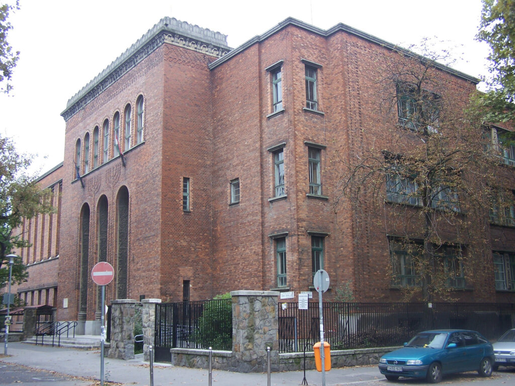 A Radnóti gimi épülete. Forrás: Wikipédia